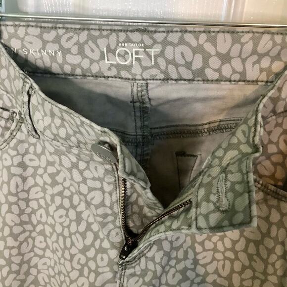 Ann Taylor Loft Modern Skinny Ankle Gray & Green Leopard Print Jeans - Size 26/2 - Picture 4 of 10
